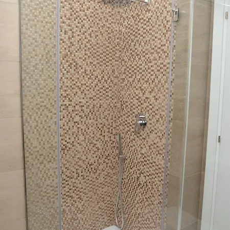 לינה וארוחת בוקר La Movida 4*